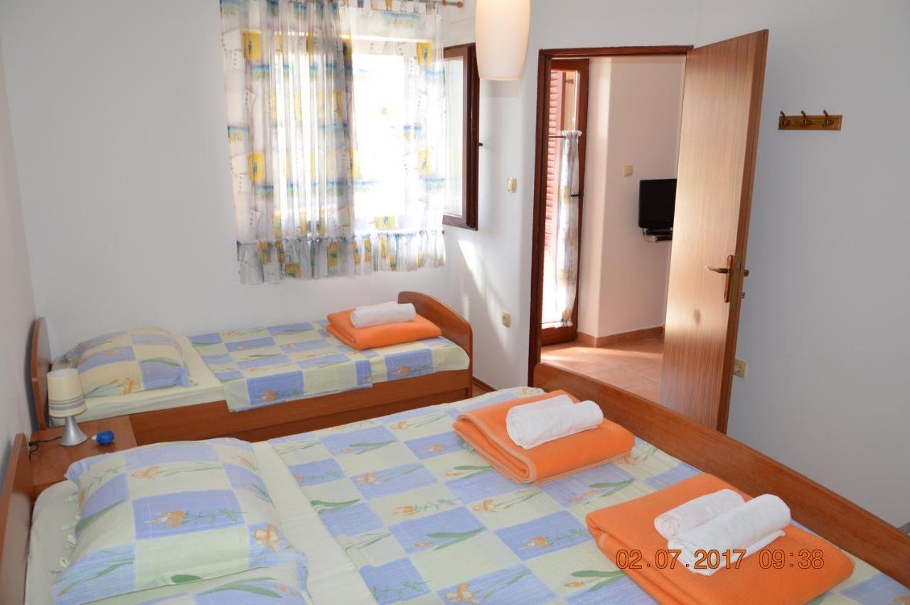 Apartments And Rooms By The Sea Jakisnica, Pag - 4160 Lun  Exterior photo